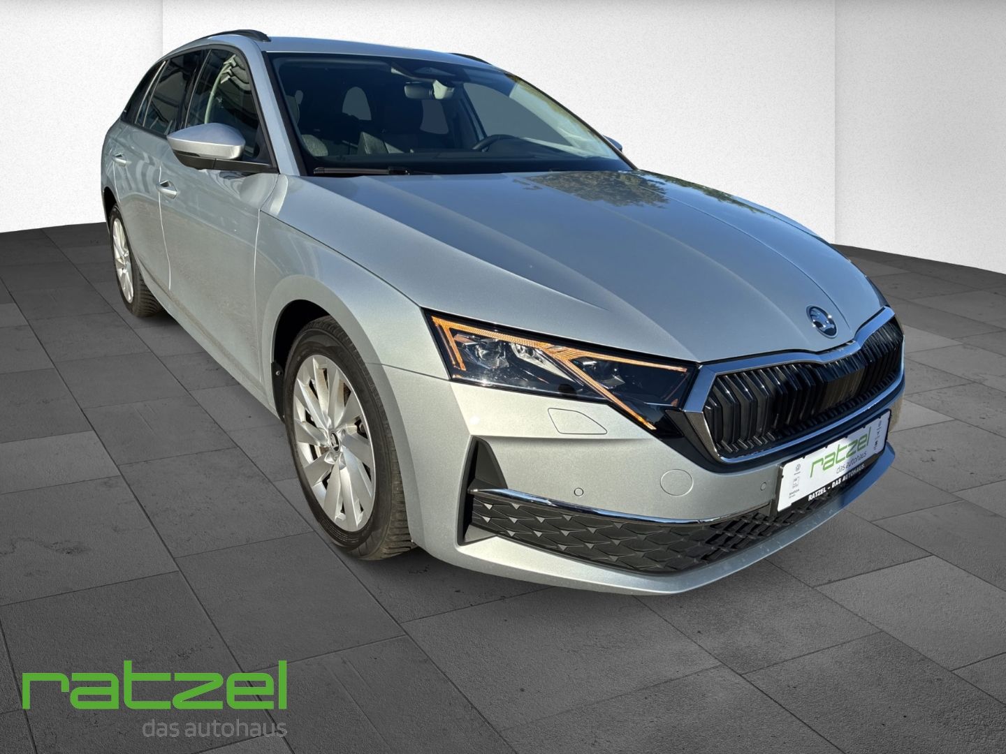 Fahrzeugabbildung SKODA Octavia Combi Selection 2.0 TDI HUD Navi T-Leder