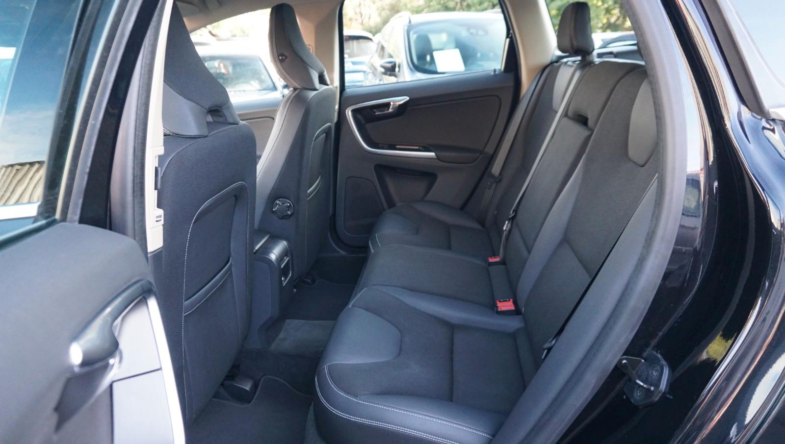 VOLVO XC60 - MOMENTUM - 163 CV - BVM - HAYON ÉLECTRIQUE