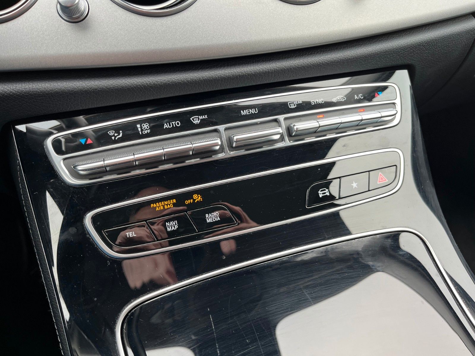 Fahrzeugabbildung Mercedes-Benz E 220d Limo 9G-Tronic AVANTGARDE Navi LED Kamera