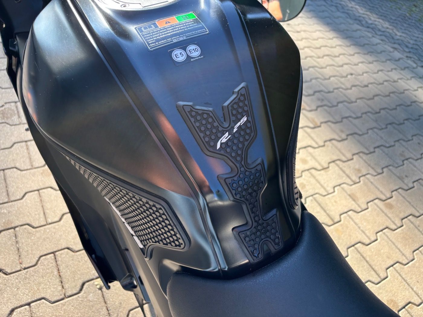 Fahrzeugabbildung Yamaha YZF-R125 viel Zubehör MIVV Endschalldämpfer
