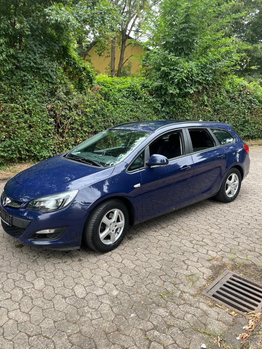 Opel Astra 2012 — engine 1.686 cm³, 110 HP (81kW)