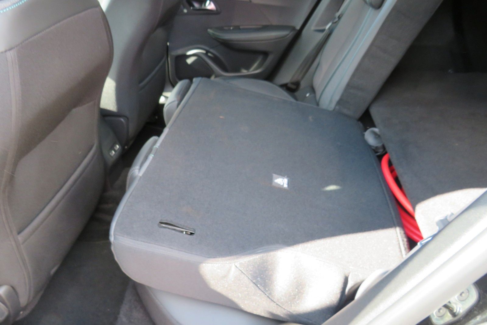 Fahrzeugabbildung Peugeot 2008 e- Allure Pack NAVI KAMERA ACC PDC SITZH 1H