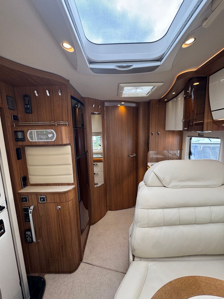 Fahrzeugabbildung HYMER / ERIBA / HYMERCAR B-KLASSE 680 STARLINE MB 3.0 D V6 HYD HÜBSTÜTZEN