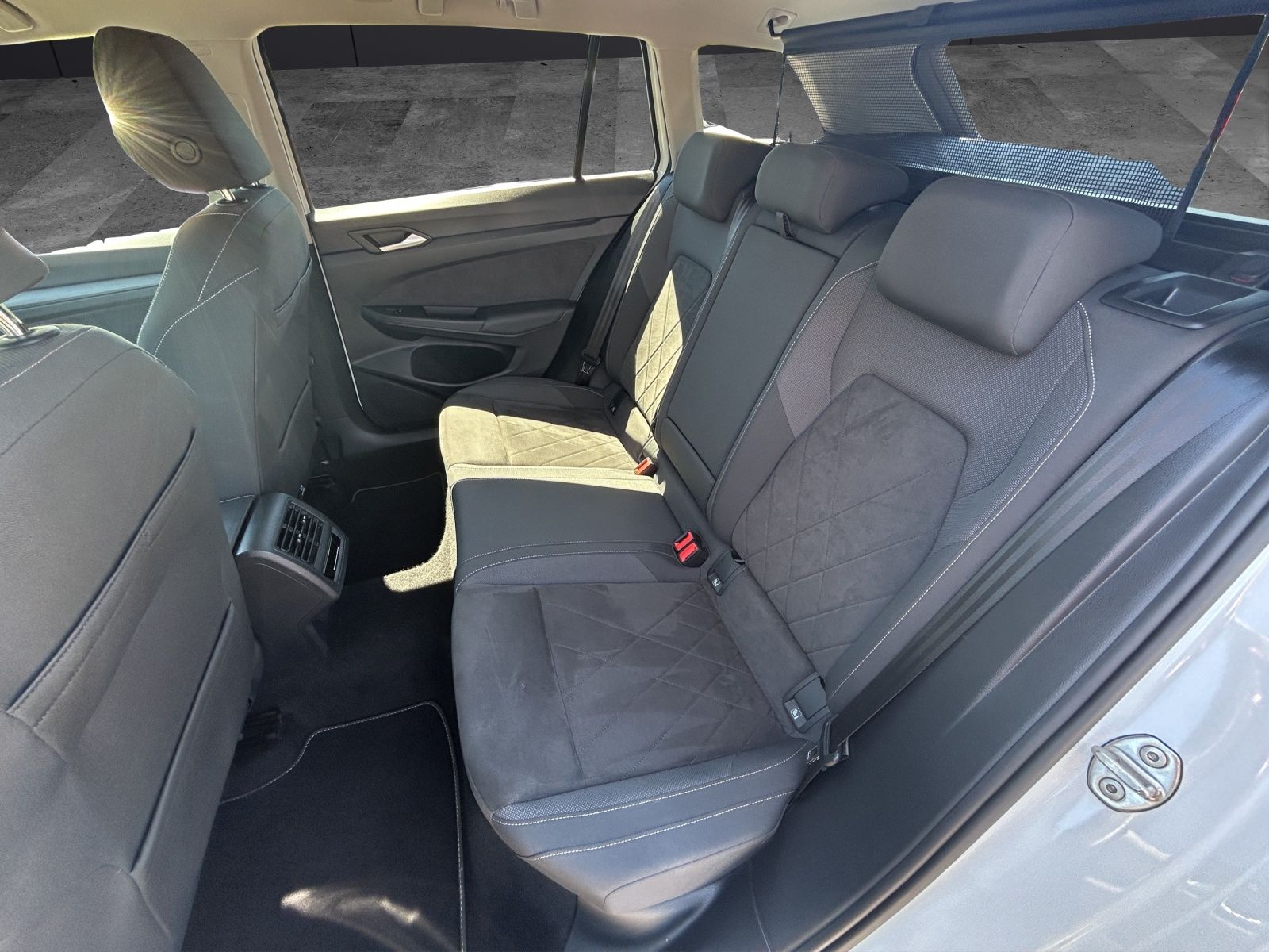 Fahrzeugabbildung Volkswagen Golf VIII Variant eTSI  Style DSG Matrix AHK Nav