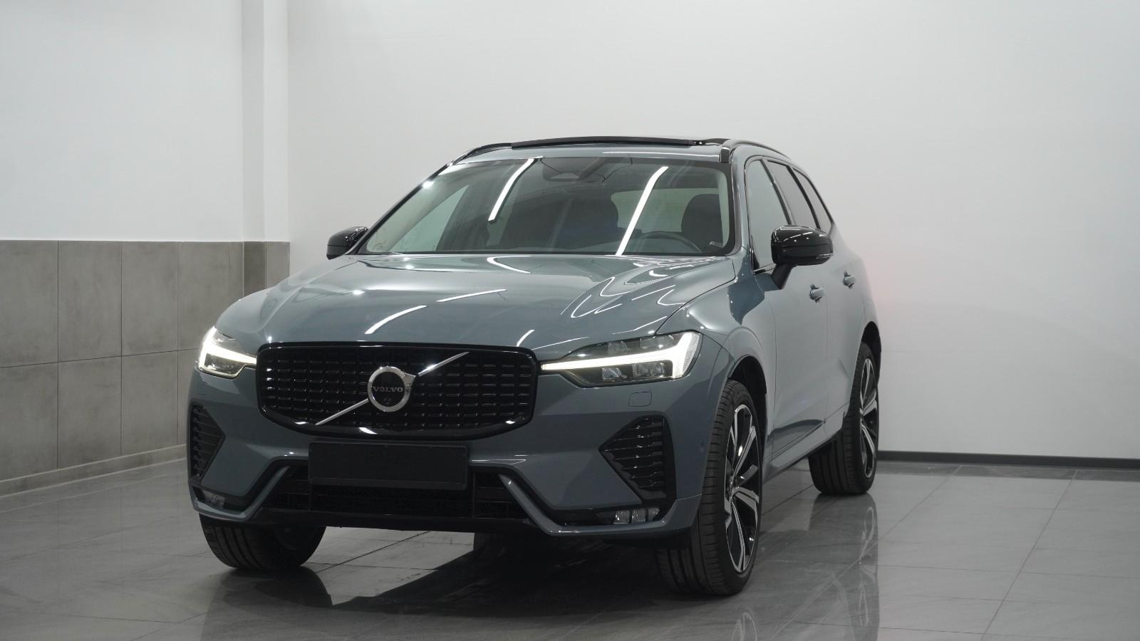 Volvo XC60 B4 Plus Dark Pano/360/AHK/TWA/ACC/STHzg/H&K
