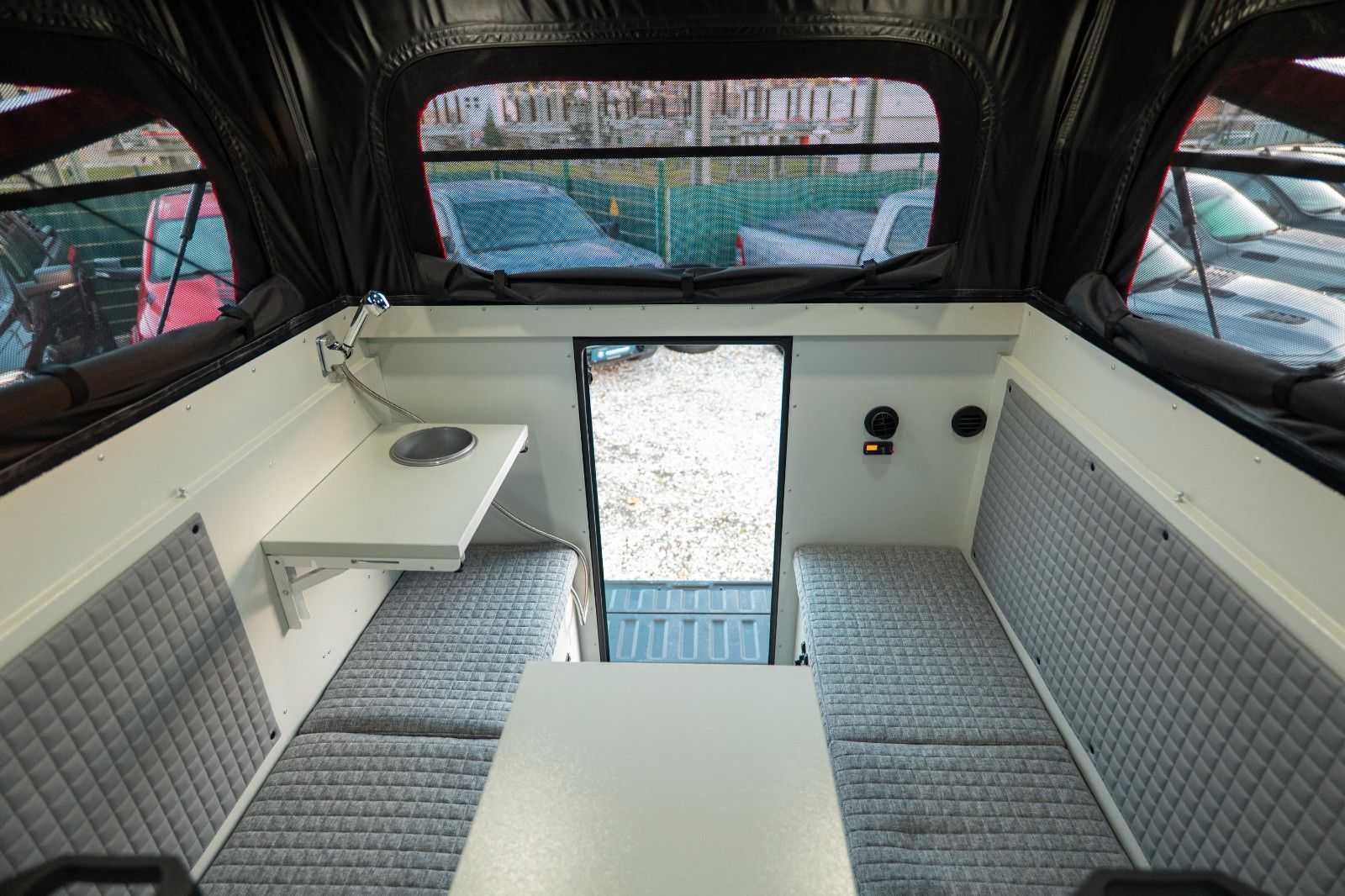 Fahrzeugabbildung Decamp Dodge RAM 5.7 V8 4x4 + DECAMP BACKPACK Camper