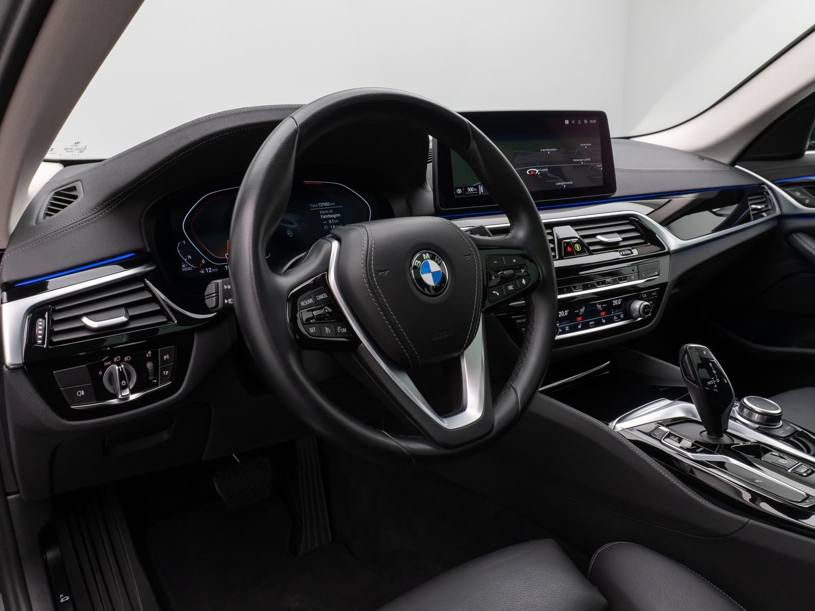 Fahrzeugabbildung BMW 530d LuxuryLine Panorama Kamera HiFi AHK Komfort