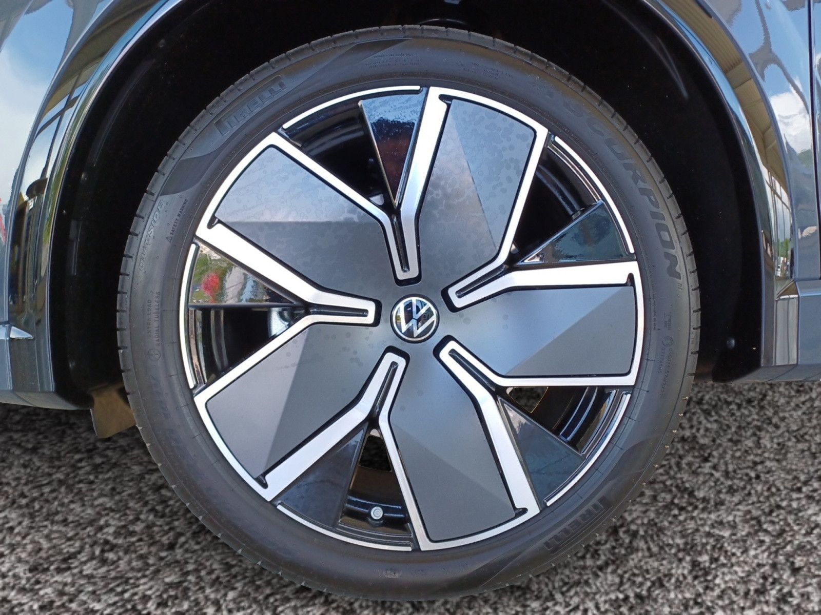 Fahrzeugabbildung Volkswagen Tiguan 1.5 eHybrid DSG R-Line AHZV, Matrix LED
