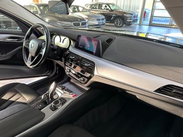 Fahrzeugabbildung BMW 520d Alarm ParkAssist Kamera LED LiveCockpitPlus