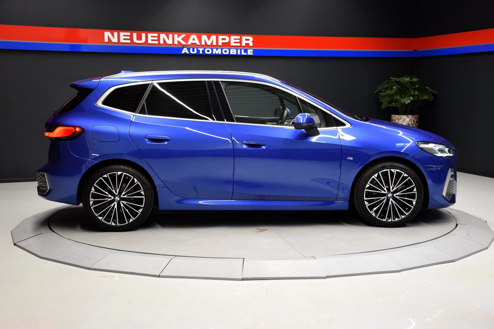 Fahrzeugabbildung BMW 223d xDrive Active Tourer M Sport ACC HuD 360°