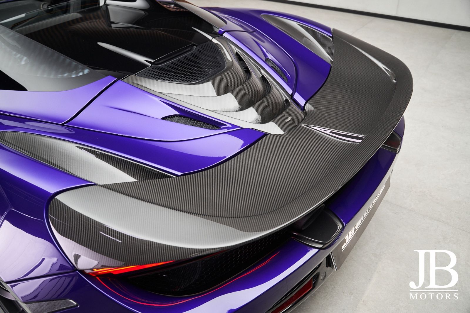 Fahrzeugabbildung McLaren 720s Spider MSO Carbon B&W Sound Lift Novitec