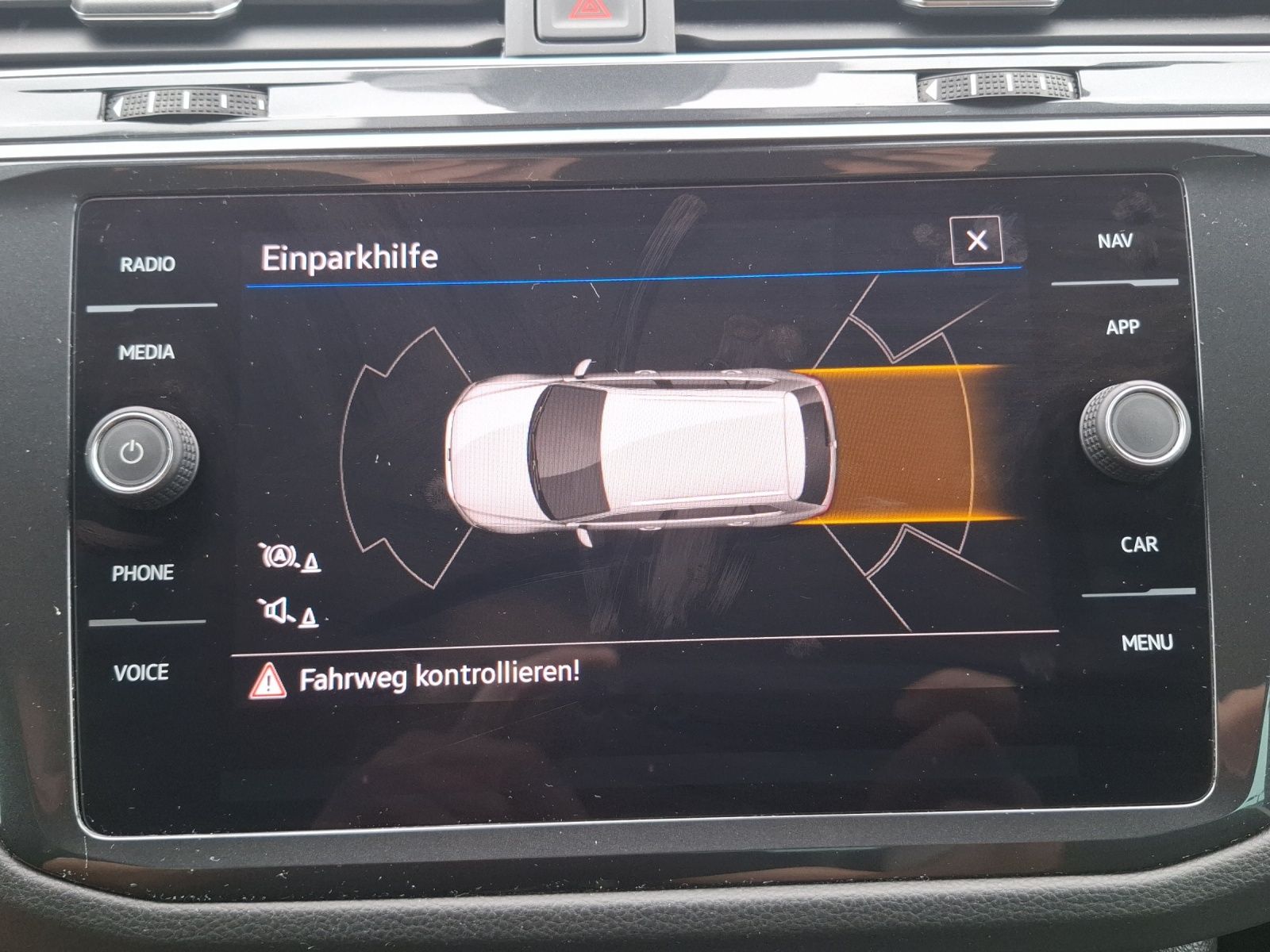 Fahrzeugabbildung Volkswagen Tiguan TDI Urban Sport DSG LED AHK Navi AID ACC