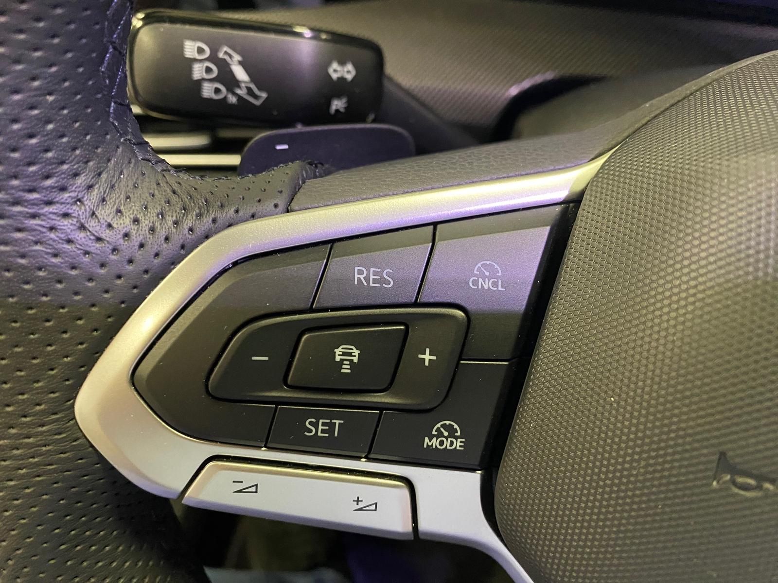 Fahrzeugabbildung Volkswagen Golf 1.5 eTSI R-Line DSG+ACC+360°+HUD+HARMAN KAR