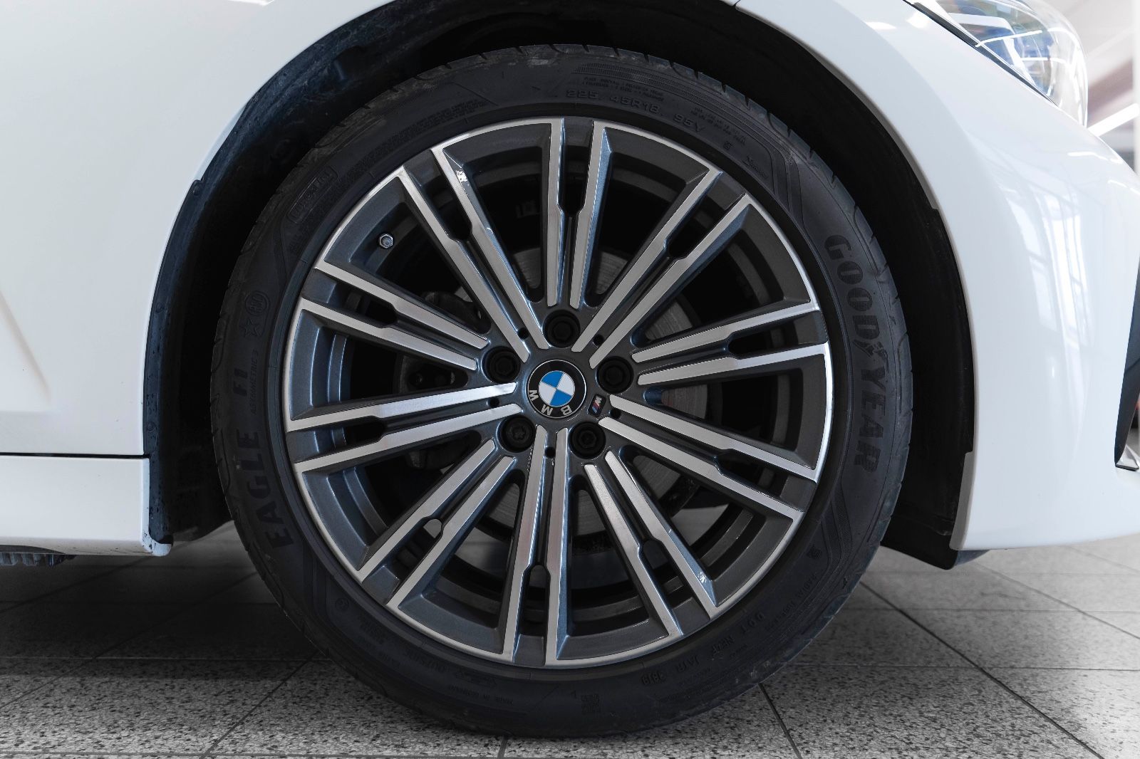 Fahrzeugabbildung BMW 320d Touring  M Sport PDC SZH