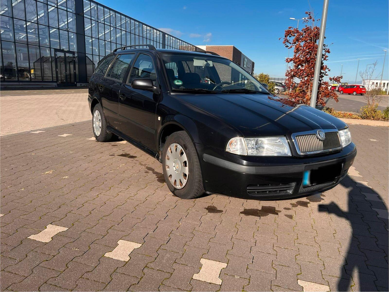 Skoda Octavia 2006 — rear view