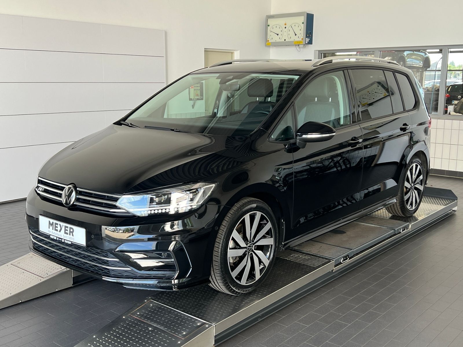 Fahrzeugabbildung Volkswagen Touran Comfortline 2.0 TDI DSG *R-Line Ext.,AHK,