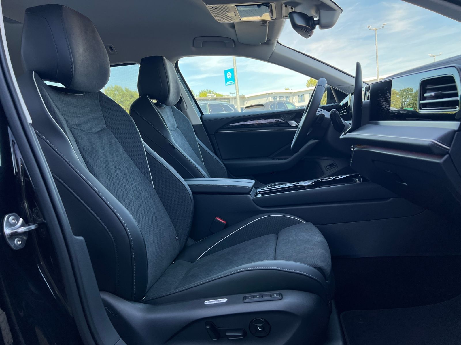 Fahrzeugabbildung Volkswagen Passat Variant Elegance 1.5 eTSI DSG *AHK,IQ-Lig