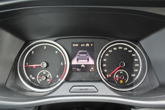 Volkswagen T6.1 Kombi 150PS DSG LED AHK Standhzg Campervor.