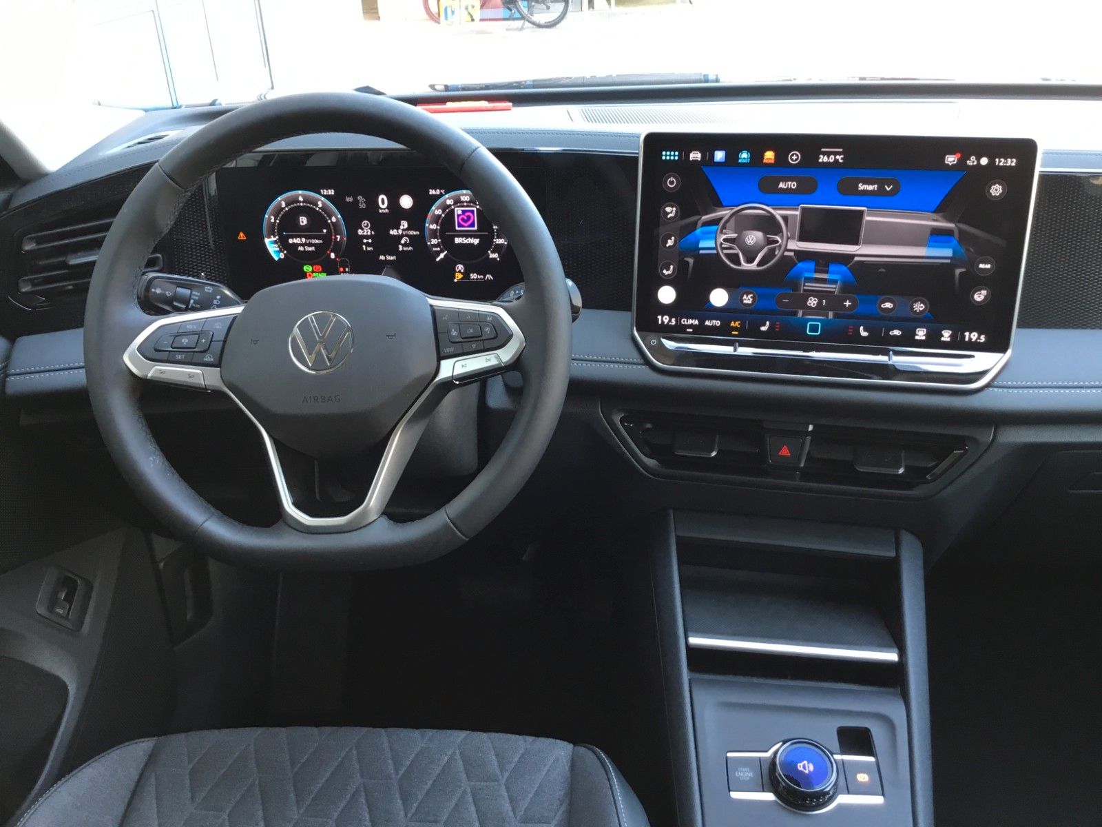 Fahrzeugabbildung Volkswagen Tiguan 1.5 eTSI DSG Life+AHK+360°+18"+LED+AppCon