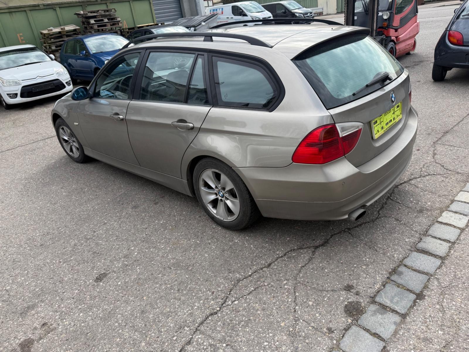 BMW 320 3 Touring 320d*panorama*8-Fach bereift*