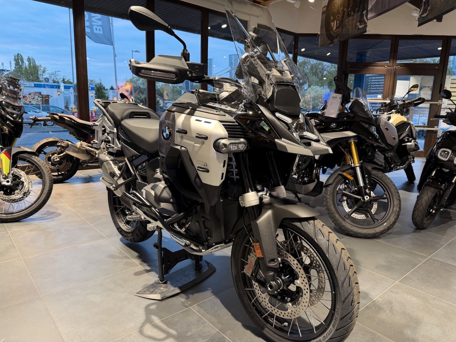 Fahrzeugabbildung BMW R 1300 GS ADV Triple Black 3 Pakete/ Höhenreg.