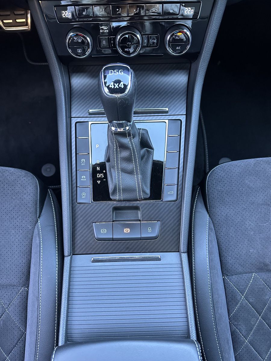 Fahrzeugabbildung SKODA Superb Combi 2.0 TSI Sportline 4x4 NAV+LED+AHK