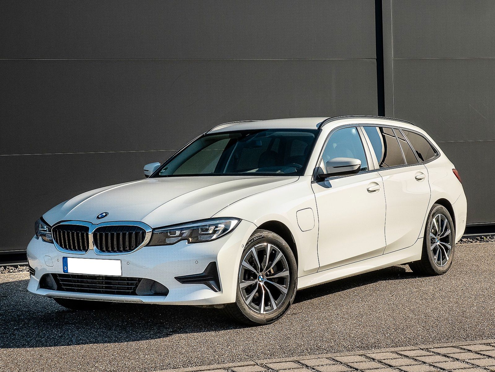 BMW 330e xDrive Touring Advantage Automatic Adva...