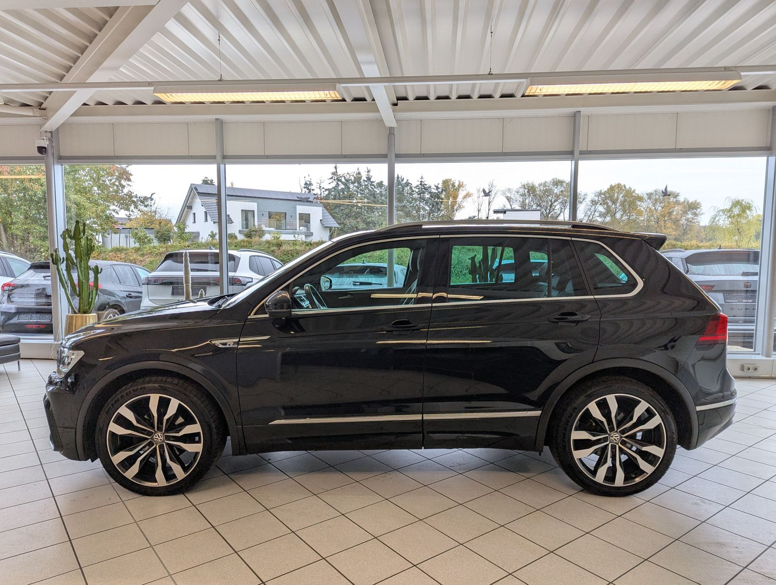 VW Tiguan 2.0 TDI DSG 4M 2x R-Line Pano HUD AHK 20" - Image 4