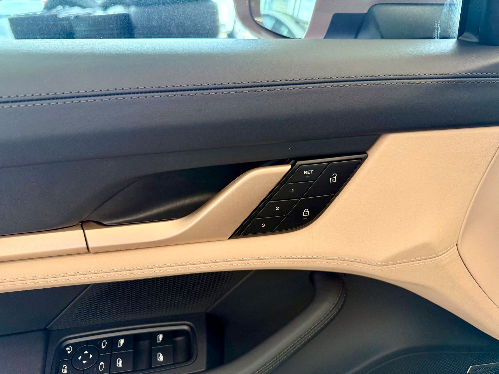 Fahrzeugabbildung Porsche Taycan Performance/HeadUP/Panorama/APPROVED