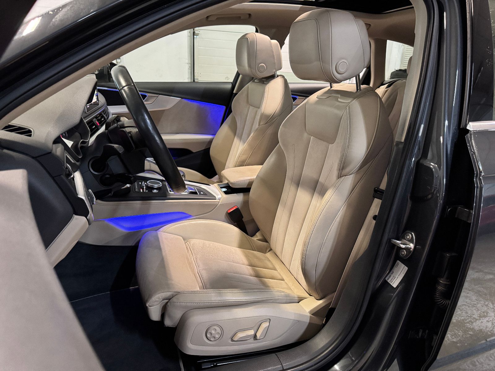 Fahrzeugabbildung Audi A4 Avant DESIGN S-TRONIC PANO STHD AHK LEDER