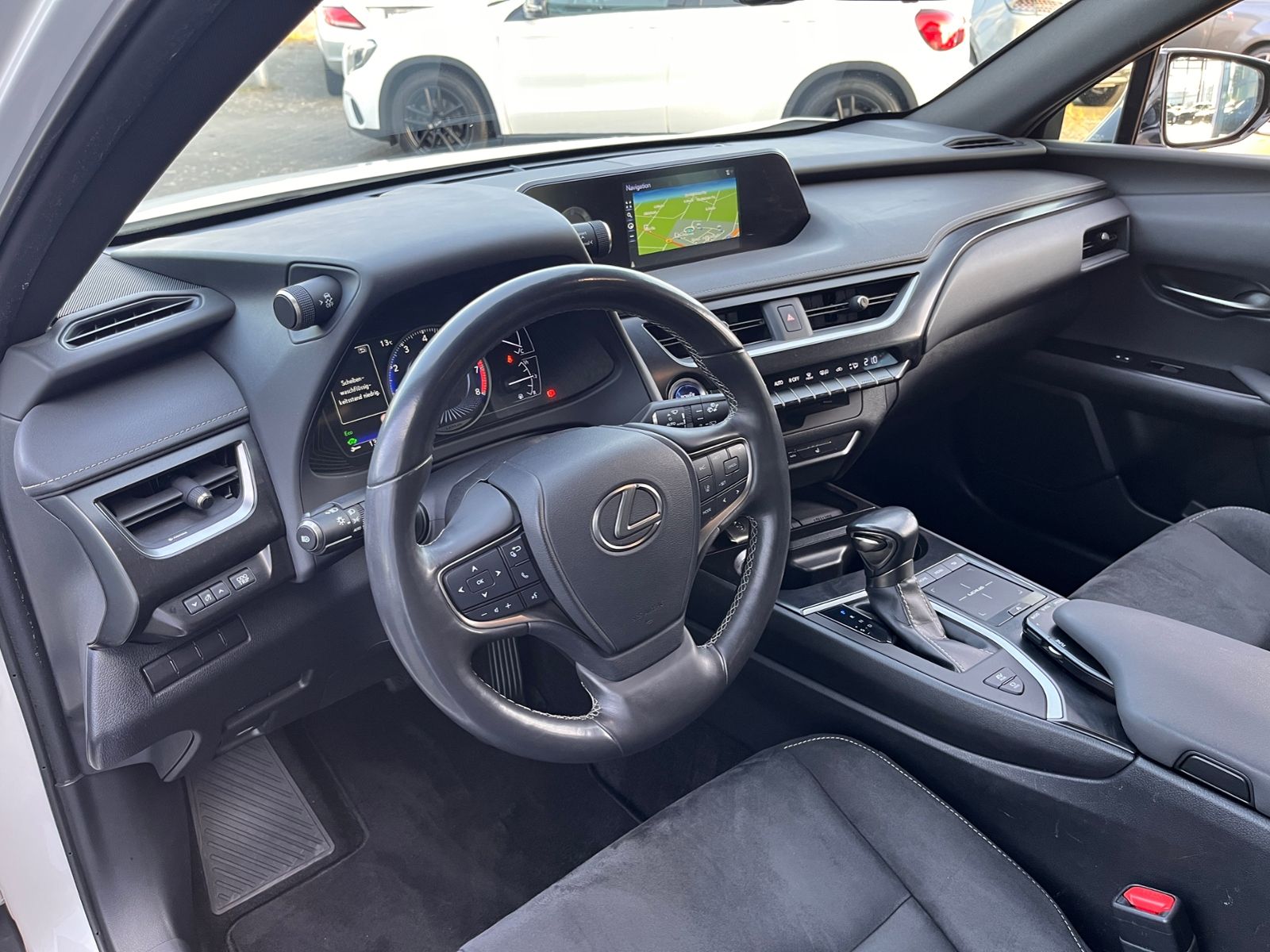 Fahrzeugabbildung Lexus UX 250 h Launch Edition LED NAV SHZ RFK