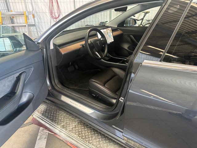 Tesla Model 3 Allradantrieb mit Dualmotor Long Ran...