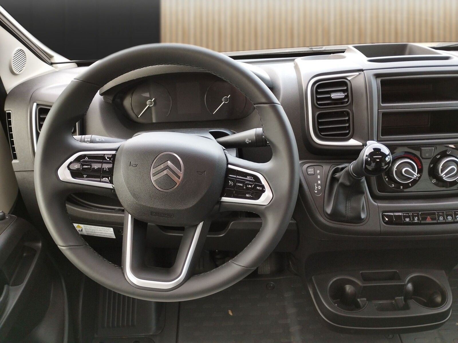 Fahrzeugabbildung Sunlight Adventure T 67S Automatik, Dörr Edition, TV