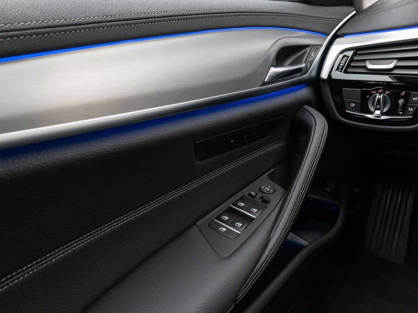 Fahrzeugabbildung BMW 540d xD Luxury Line Kamera HUD DAB ACC Alarm LED