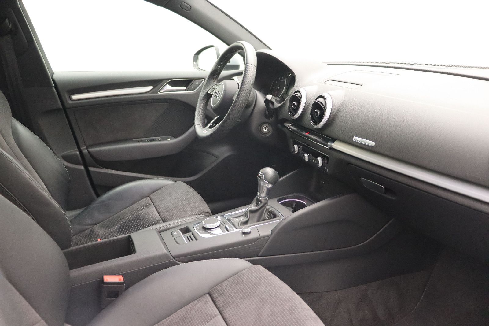 Fahrzeugabbildung Audi A3 Sportback 35 TFSI Sport S-Line