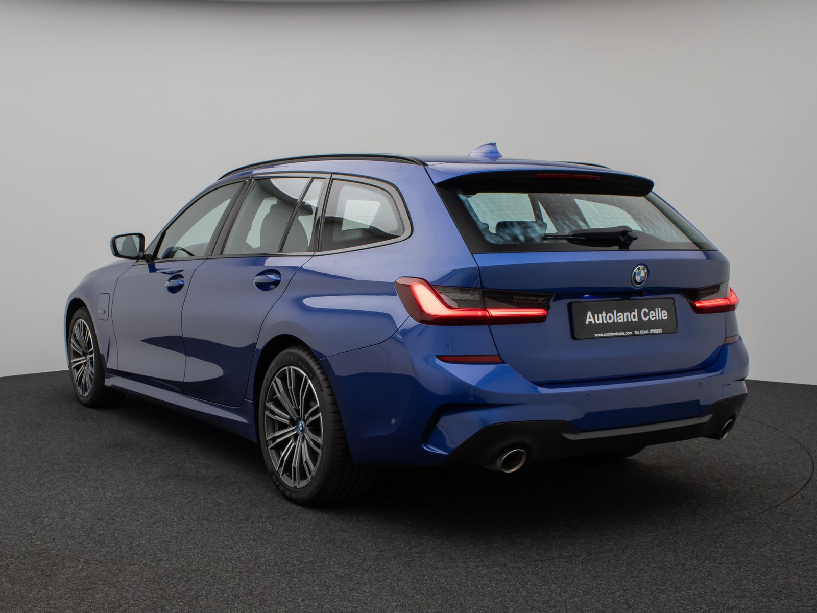 Fahrzeugabbildung BMW 330e  M Sport Panorama Laser Kamera HUD HiFi