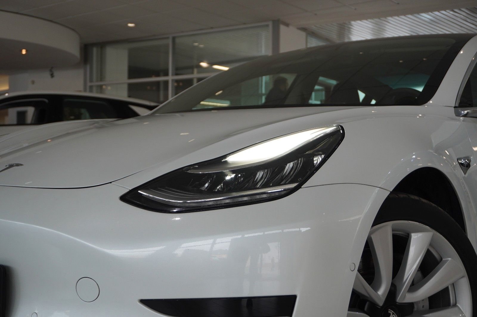 Fahrzeugabbildung Tesla Model 3 Standard Range Plus NAVI/KAMERA/SH/PANO