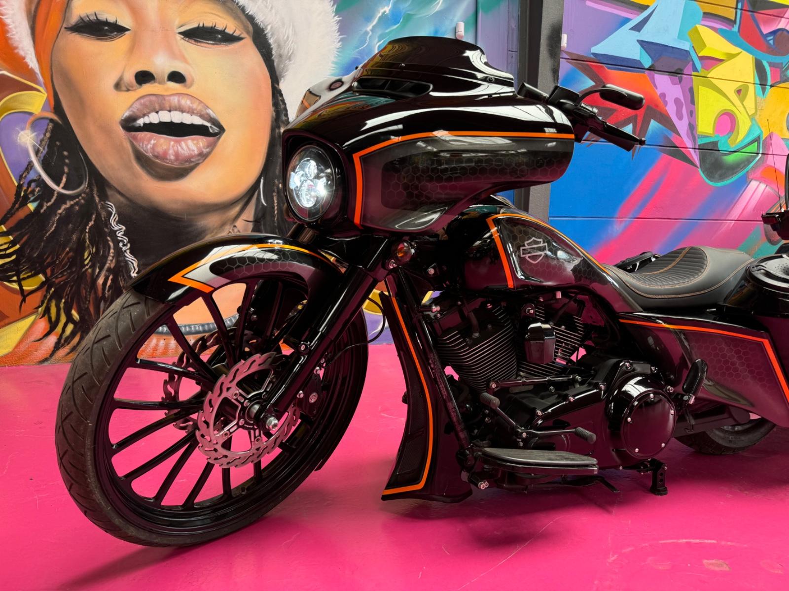 Harley-Davidson Street Glide  / Bagger Umbau / FLHX 2015 wie neu