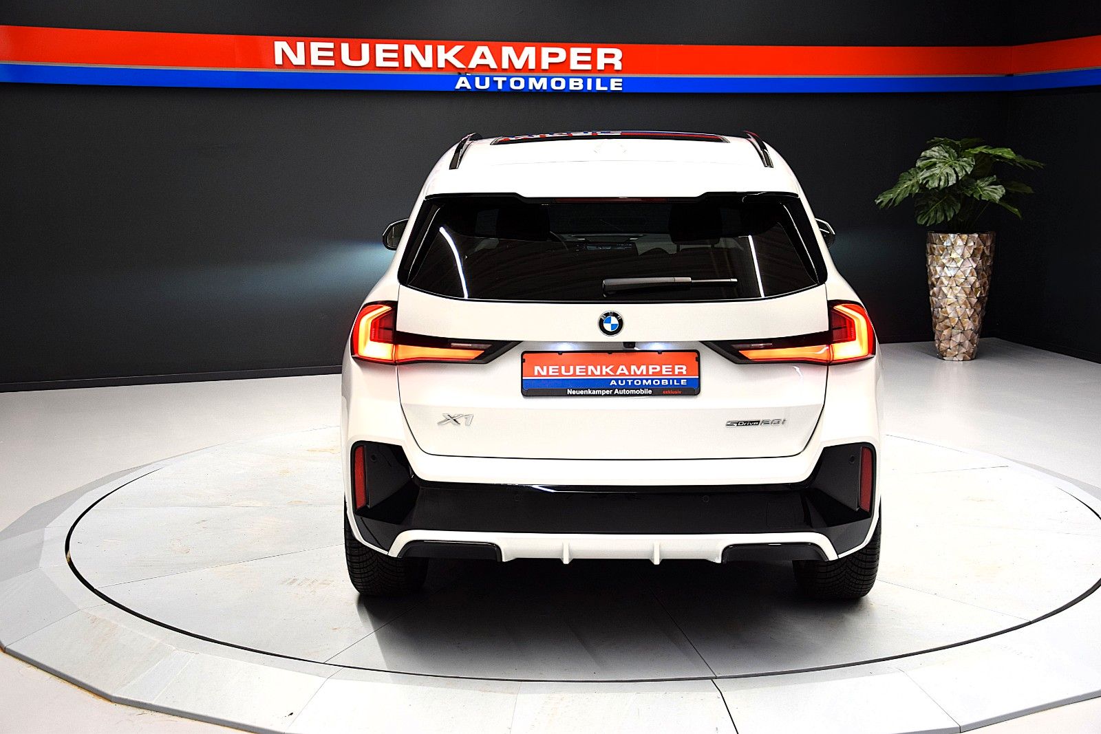 Fahrzeugabbildung BMW X1 sDrive 20 i M Sport Pano ACC HuD Memory H&k