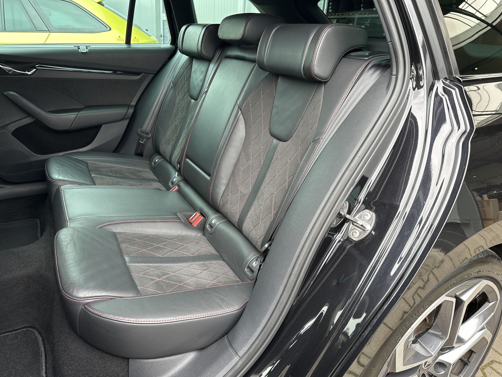 Fahrzeugabbildung SKODA Octavia Combi RS Plus NAV+LED+ACC+AHK+SHZ+CANTON