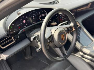 صورة 9 لـ 2020 Porsche TAYCAN