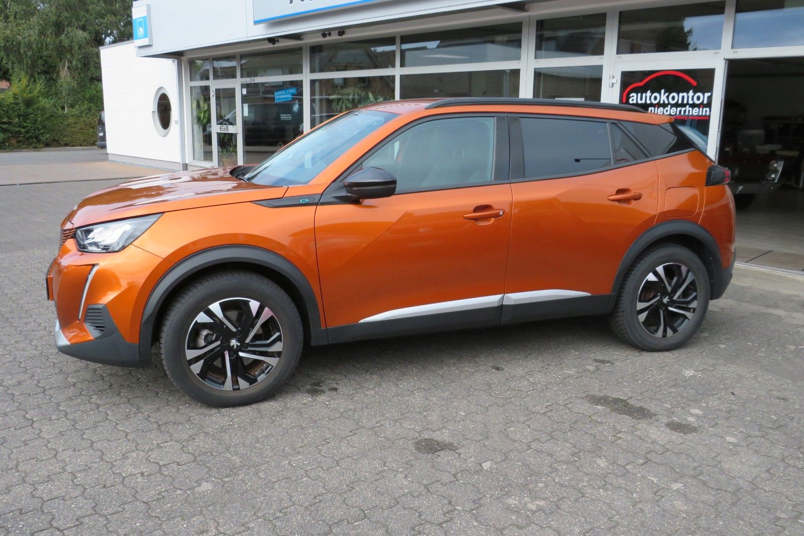 Fahrzeugabbildung Peugeot 2008-E ALLURE APP-CONNECT PDC GRA TELVOR 1.Hd
