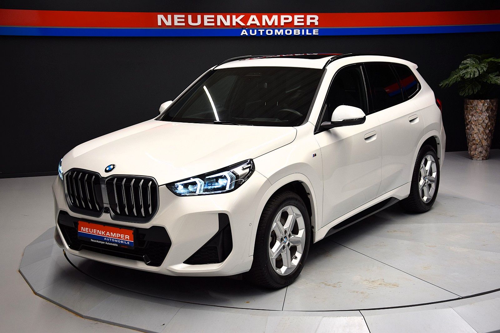 Fahrzeugabbildung BMW X1 sDrive 20 i M Sport Pano ACC HuD Memory H&k