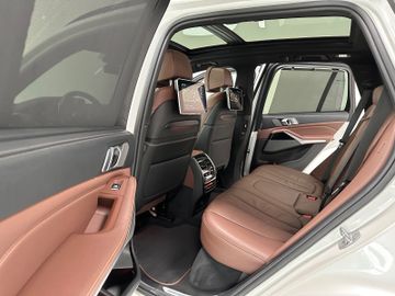 Fahrzeugabbildung BMW X5 M50d ACC Belüft 360° FondEnt TV SkyLounge DAB
