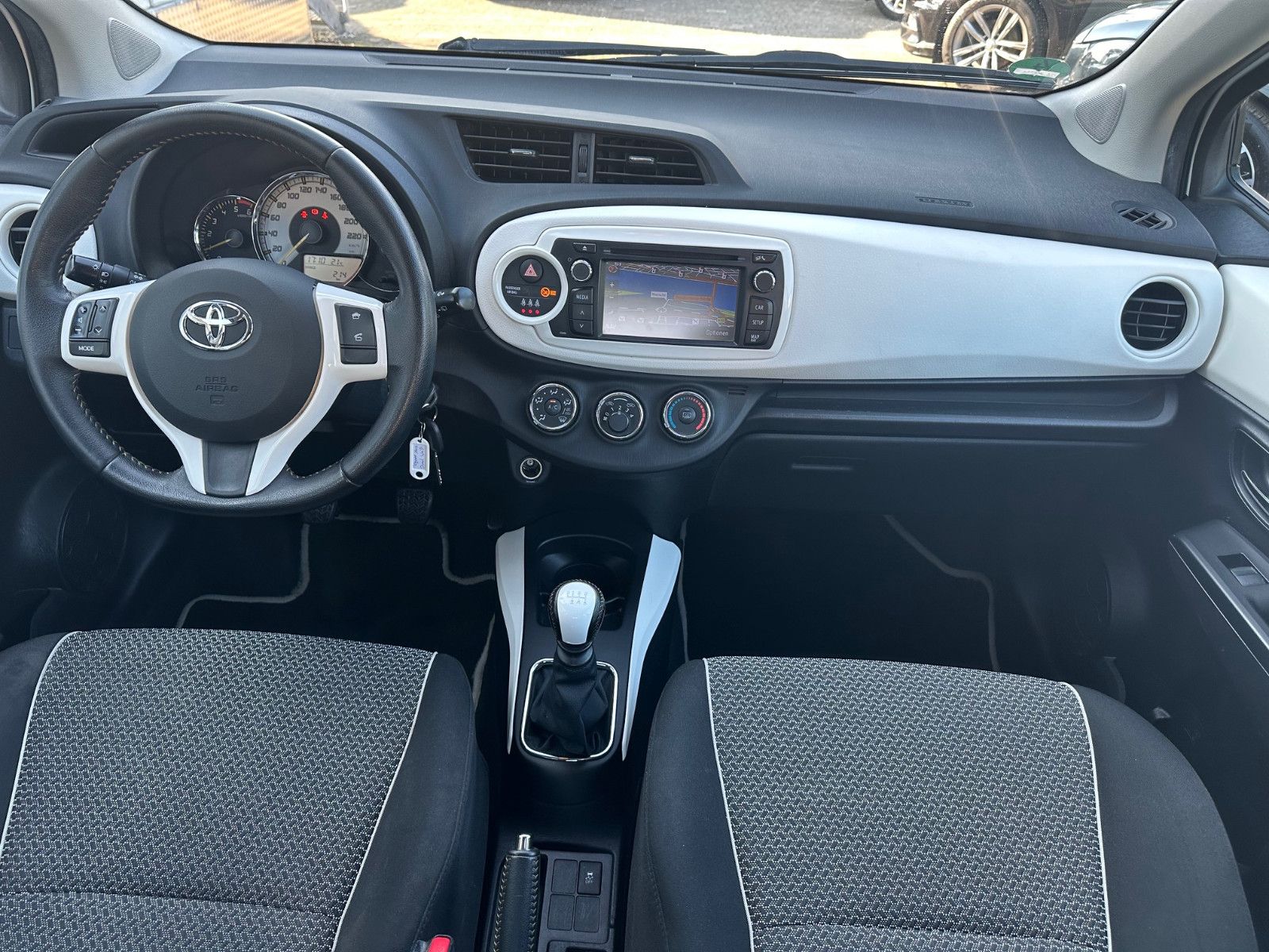 Fahrzeugabbildung Toyota YARIS COOL*DIESEL+NAVI+KAMERA*