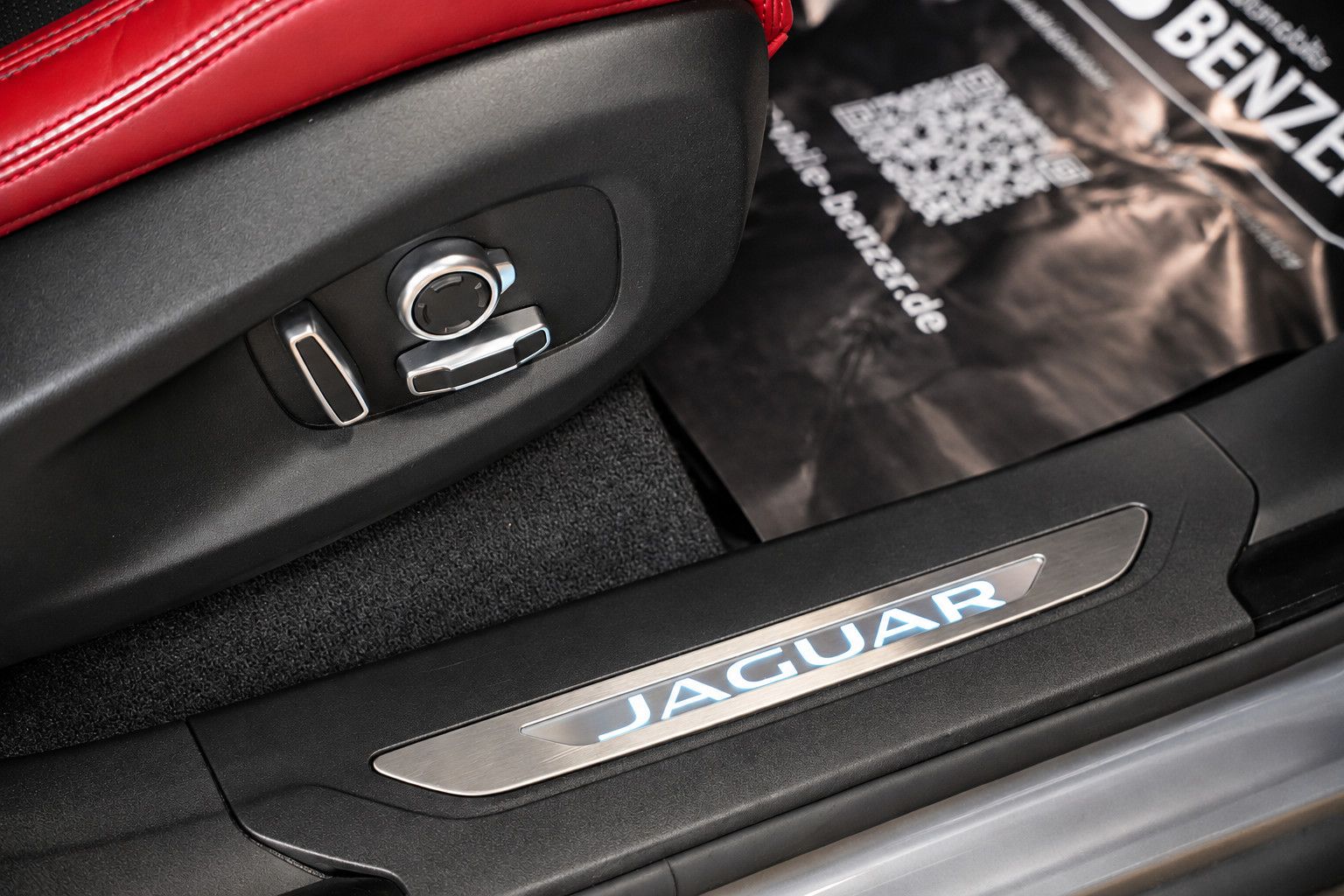 Fahrzeugabbildung Jaguar F-Pace  SVR /PANO/MERIDIAN/HUD/360°KAM/MEMORY