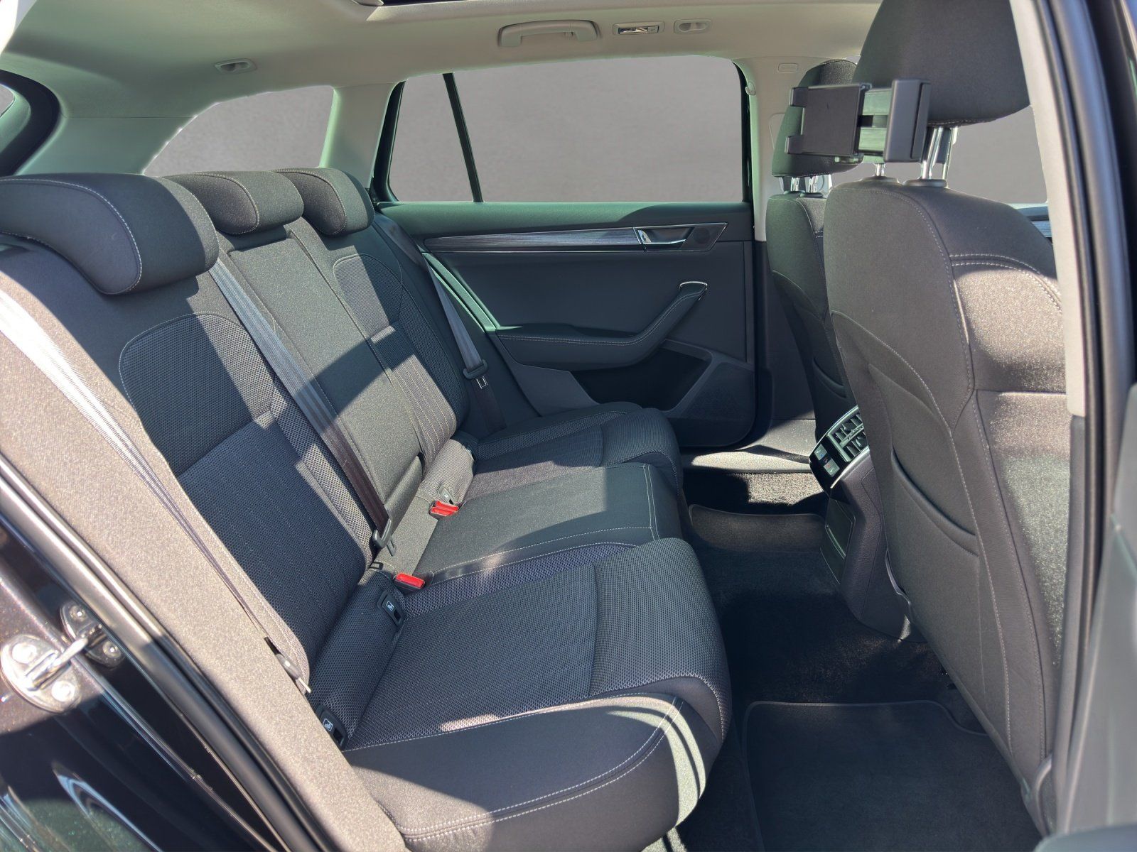 Fahrzeugabbildung SKODA Superb Combi 1.4 TSI iV DSG/AHK/PANO/STHZG/360°/