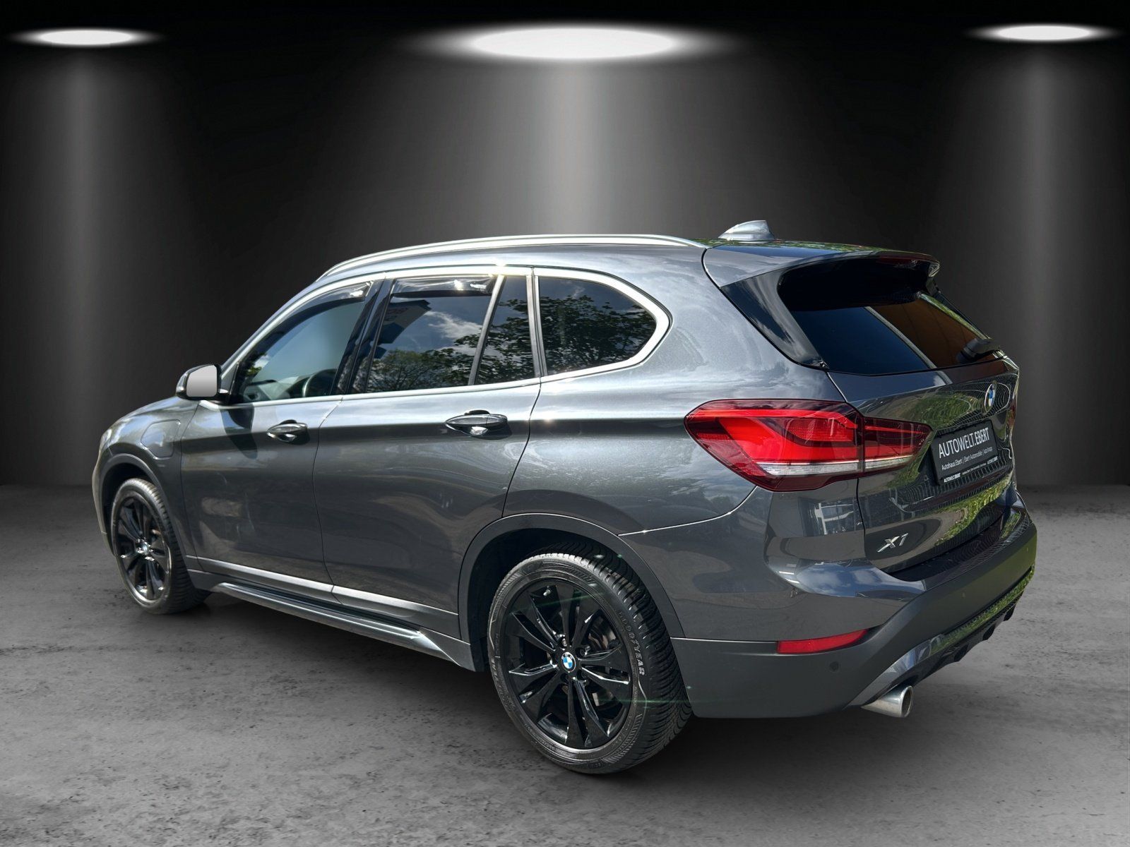 Fahrzeugabbildung BMW X1 xDrive25e Sport Line/PANO-DACH/NAVI+/KAMERA/