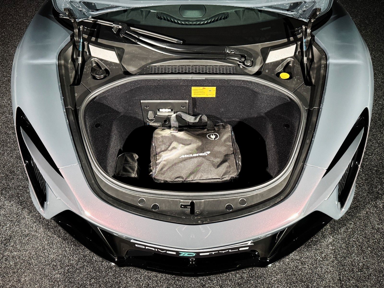 Fahrzeugabbildung McLaren Artura Spider + MSO Lava Grey + Carbon Pack +PPF