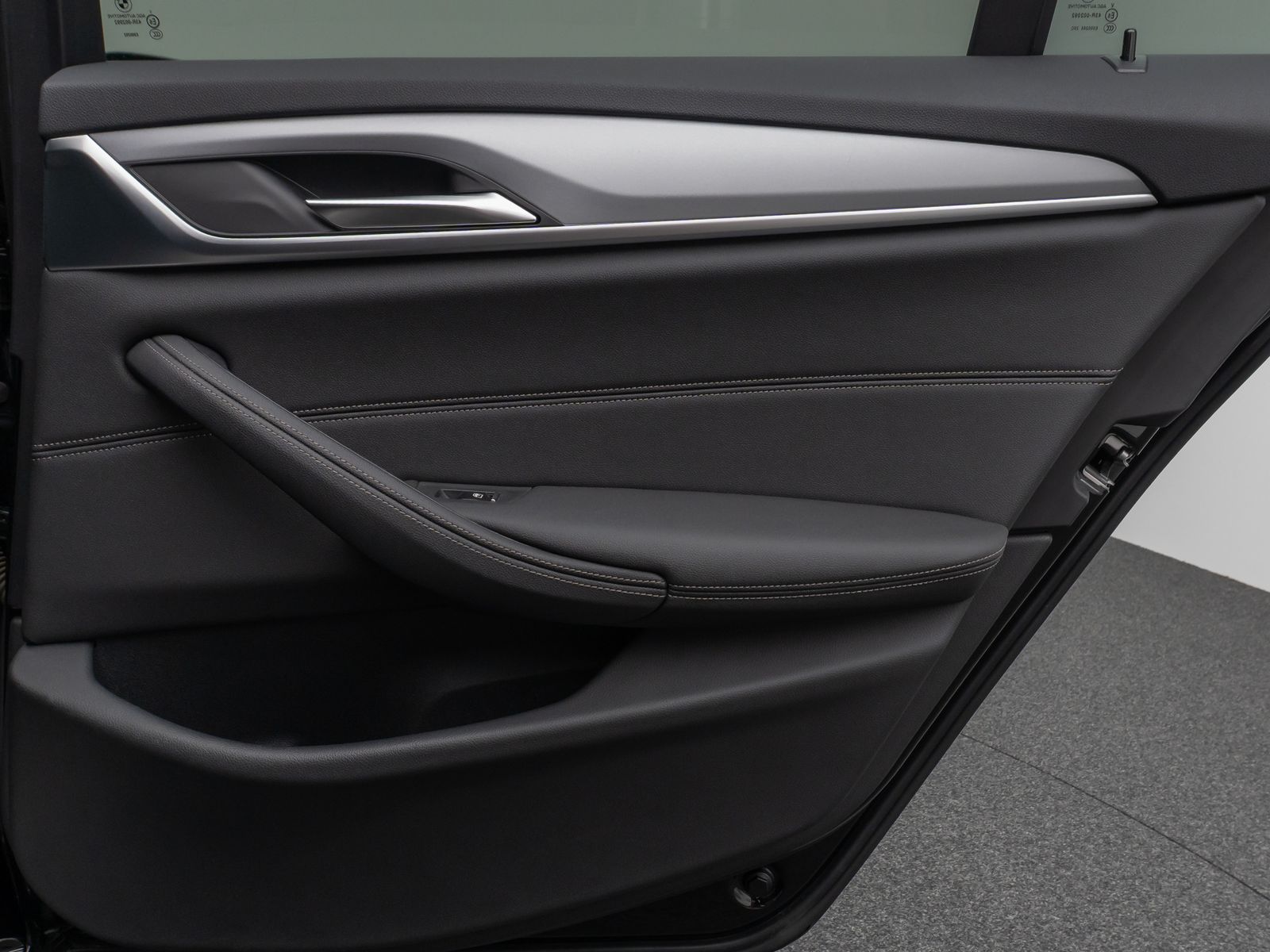 Fahrzeugabbildung BMW 530e Panorama DAB HiFi CockPitPro Alarm PDC LED